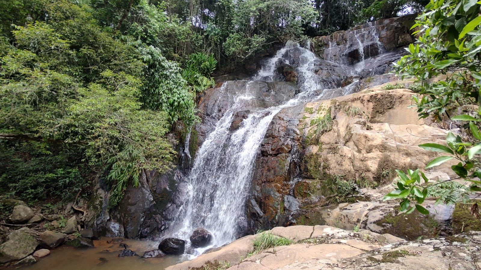 sitio com cachoeira