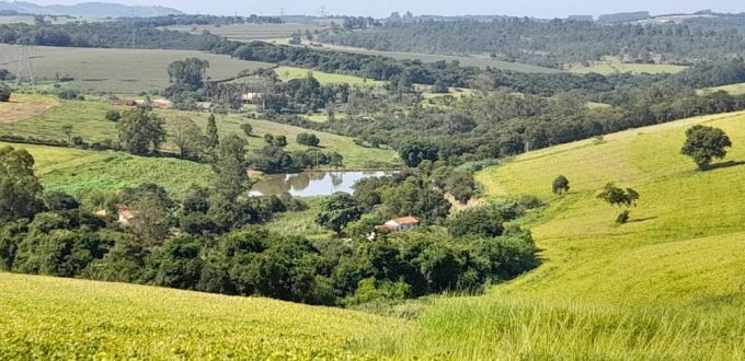 Area rural com agua frente rodovia