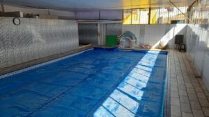 Academia com piscina aquecida