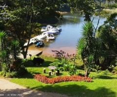 um empreendimento consolidado, com clientela fiel, estrutura completa e uma localização privilegiada às margens da belíssima Represa de Nazaré Paulista. Esta marina náutica, agora disponível para venda, é a oportunidade perfeita para investidores e empreendedores que desejam entrar no mercado de turismo náutico e lazer, oferecendo um ambiente sofisticado e bem estruturado para navegação, esportes aquáticos e hospedagem. A imagem acima ilustra um dos momentos mais típicos e valiosos da marina: clientes e embarcações reunidos no píer, prontos para um dia de lazer, pesca ou navegação. Este cenário representa exatamente o que torna este negócio tão atrativo — um público cativo que busca conforto, segurança e uma experiência única à beira da água.