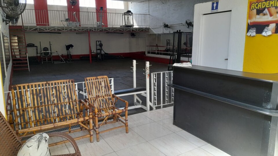 Academia com piscina aquecida