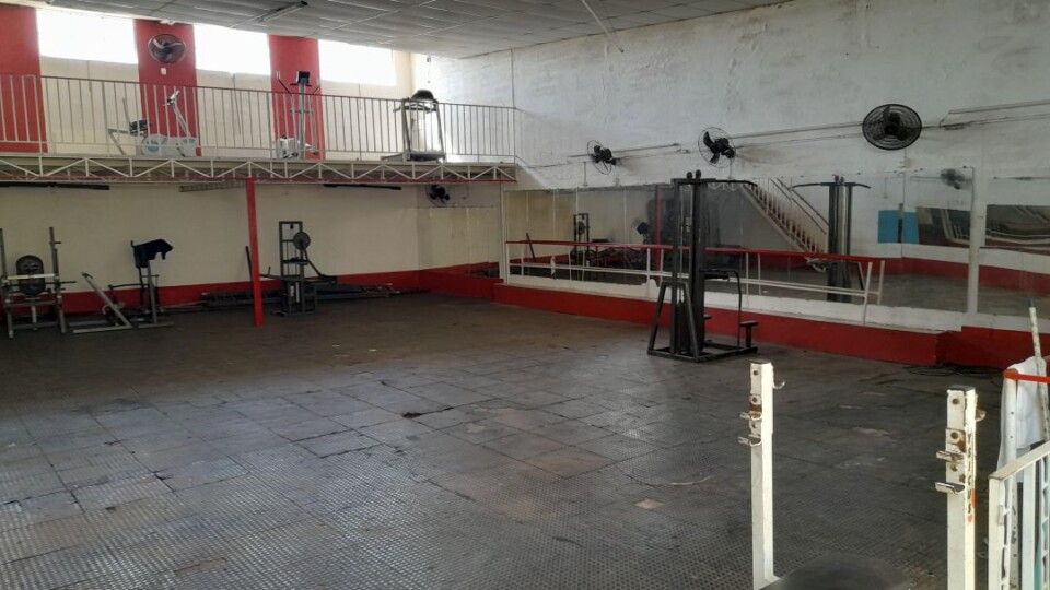 Academia com piscina aquecida