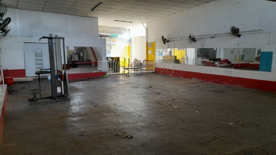 Academia com piscina aquecida
